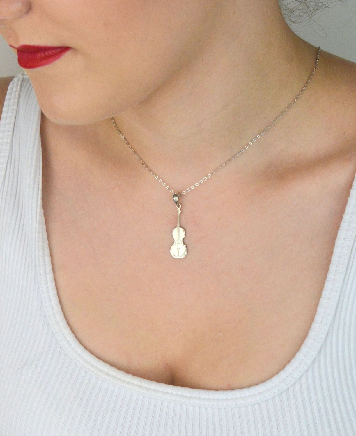 Naszyjnik srebrny próby 925 DIA-NSZ-NR2 R721-ROD-925 z zawieszką w kształcie skrzypiec. Długość 42+3 cm, zapięcie na karabińczyk. Idealny dla miłośniczek muzyki i oryginalnego stylu.1.jpg